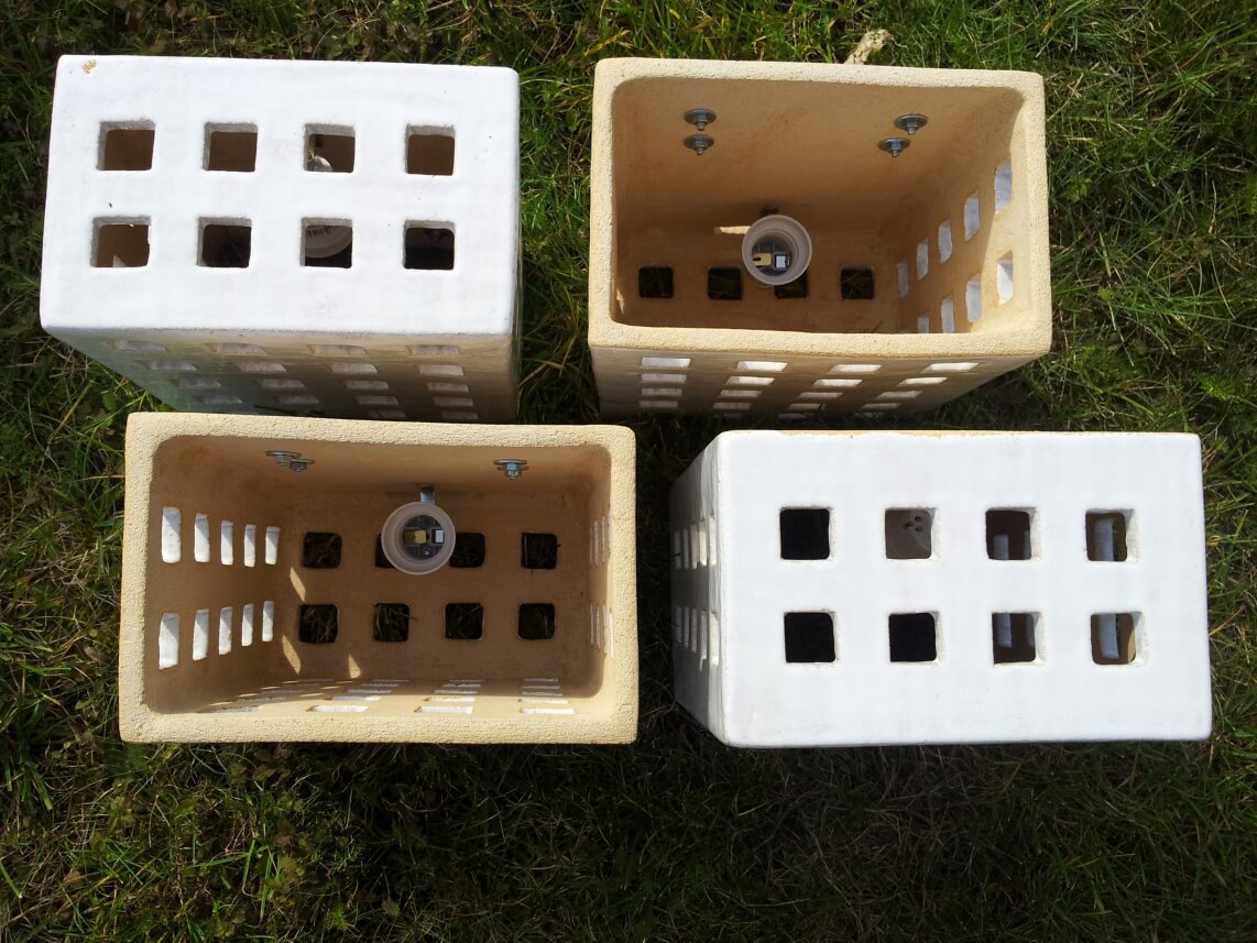 białe kinkiety do ogrodu