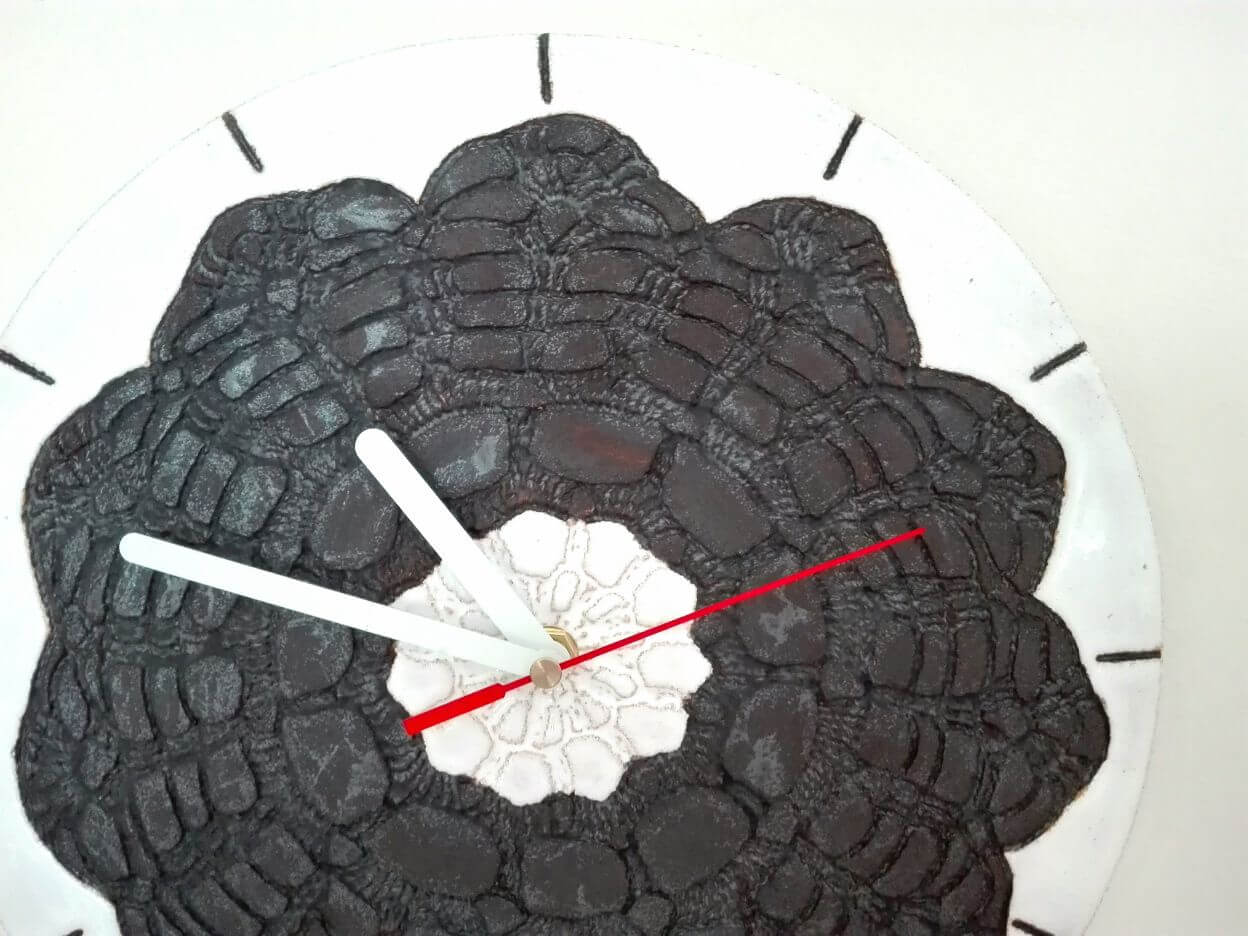 gliniany zegar czarno biały 