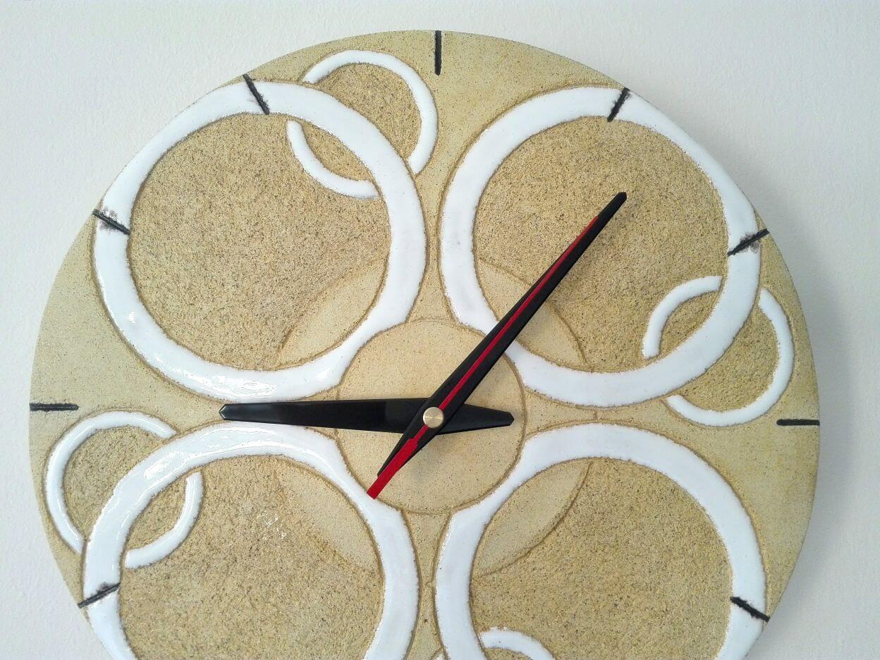 piaskowy zegar ceramiczny wykonany ręcznie