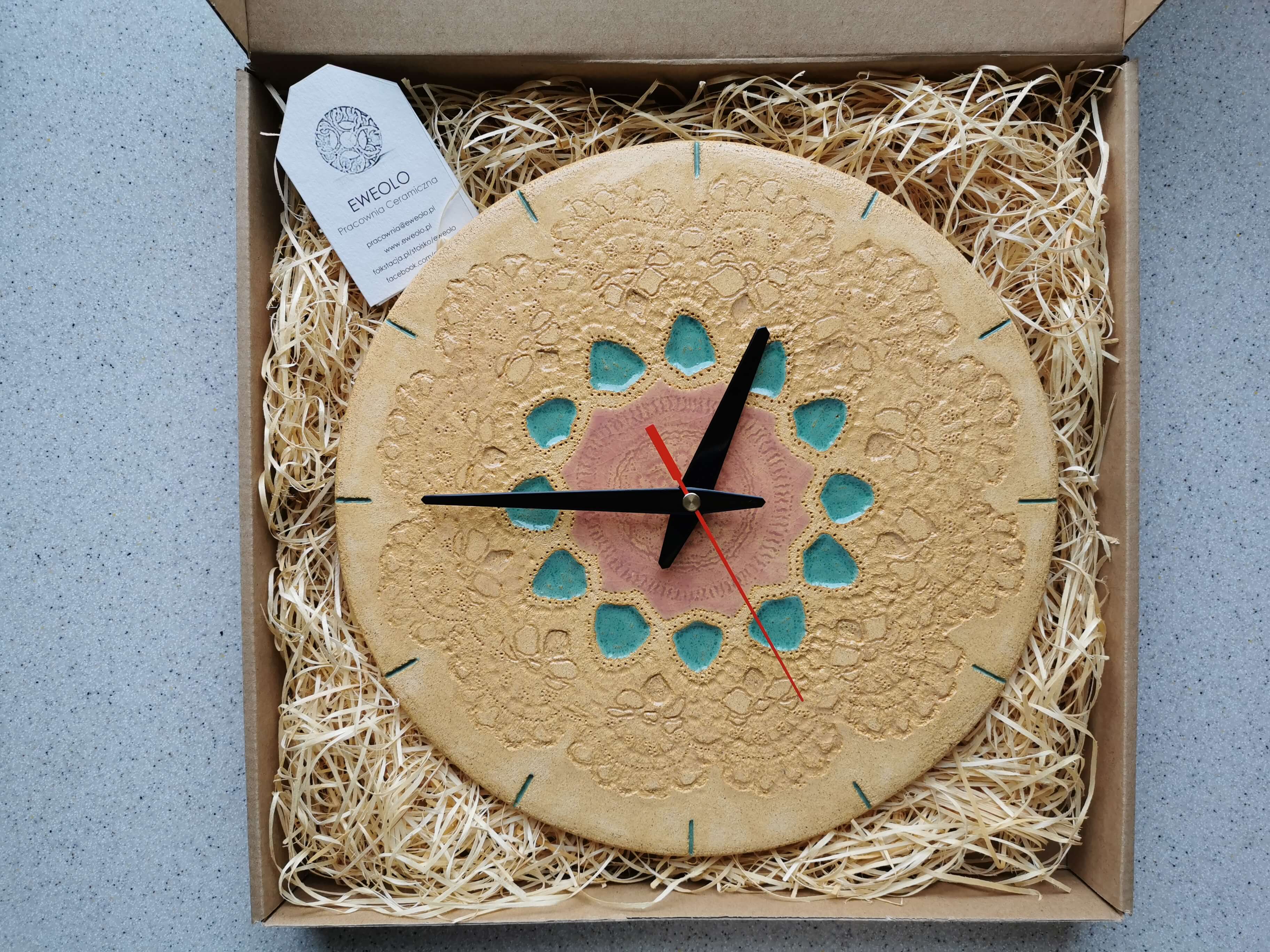 Zegar w stylu wiejskim w jasnych kolorach 