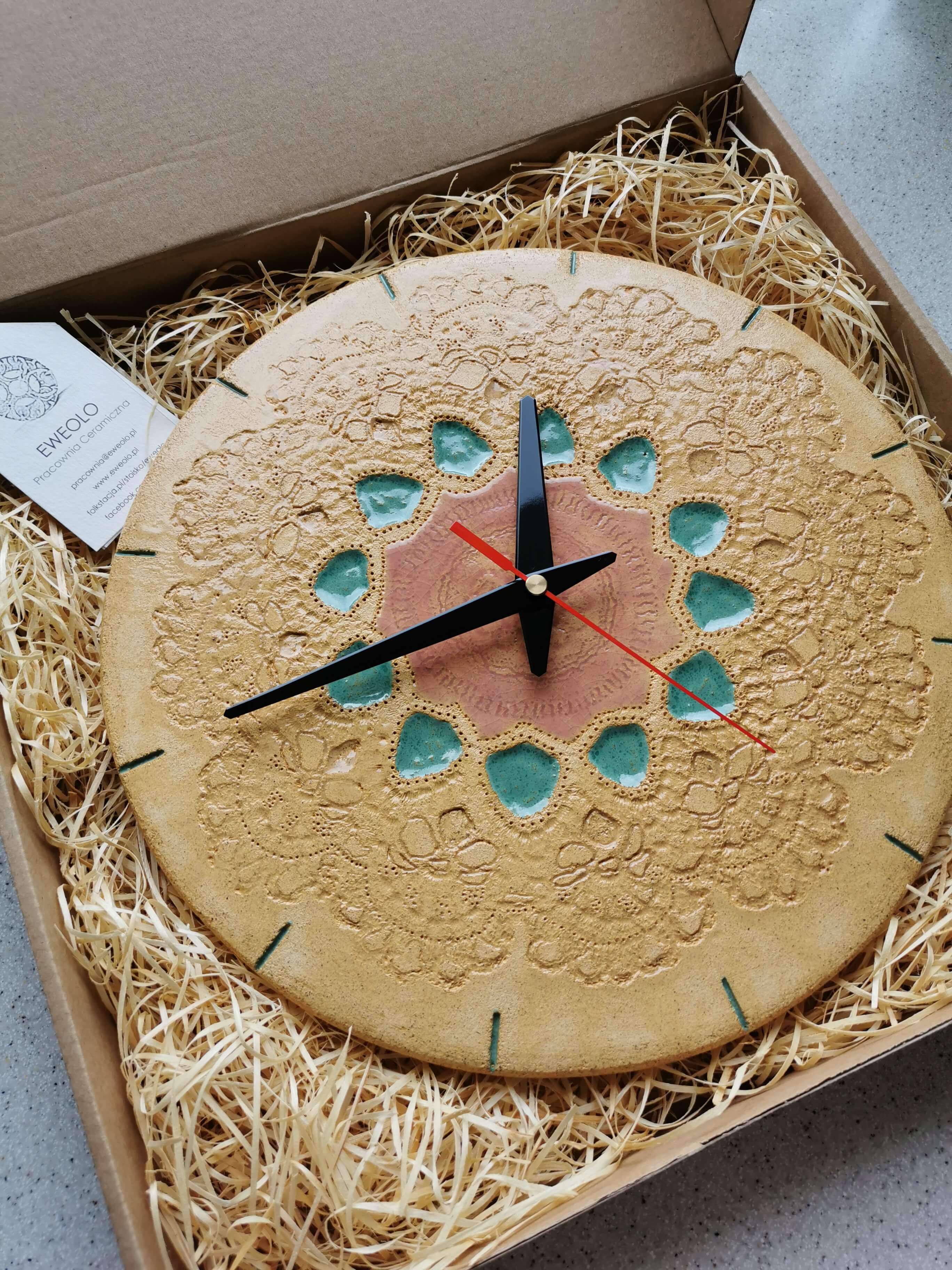 Zegar ceramiczny w jasnych kolorach